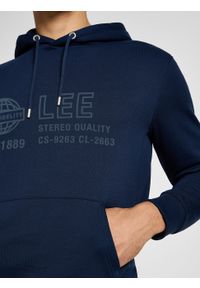 Lee - LEE MĘSKA BLUZA Z KAPTUREM LEE SEASONAL HOODIE INKY BLUE 112358048. Typ kołnierza: kaptur #4