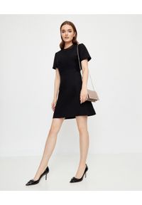 VALENTINO - Sukienka mini z koronką. Kolor: czarny. Materiał: koronka. Wzór: koronka. Typ sukienki: dopasowane, trapezowe, rozkloszowane. Styl: elegancki. Długość: mini #3