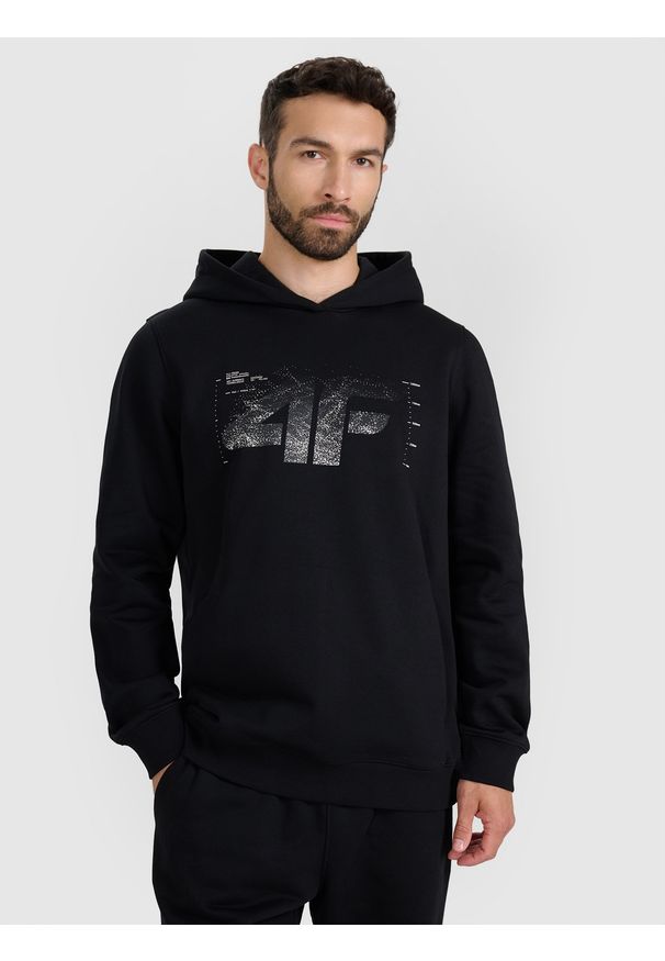 4f - 4F Bluza dresowa nierozpinana z kapturem męska - czarna M. Okazja: na co dzień. Typ kołnierza: kaptur. Kolor: czarny. Materiał: dresówka. Wzór: gładki, ze splotem, nadruk. Styl: klasyczny, sportowy, casual