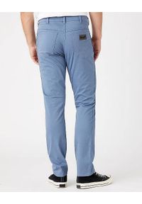 Wrangler - WRANGLER TEXAS SLIM MĘSKIE SPODNIE MATERIAŁOWE BLUE MIRAGE W12SEAXOD 112145793. Materiał: materiał