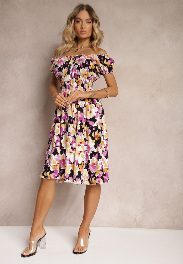 Renee - Czarno-Różowa Taliowana Sukienka z Bawełny Wykończona Gumką w Talii i Guzikami Nelianne. Okazja: na spacer, na imprezę. Kolor: czarny. Materiał: bawełna. Sezon: lato. Styl: elegancki