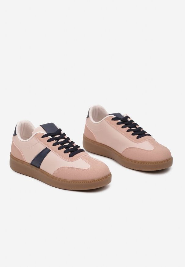 Born2be - Różowo-Granatowe Sneakersy w Stylu Tenisówek Ozdobione Paskiem Elhanis. Okazja: na co dzień. Nosek buta: okrągły. Zapięcie: pasek. Kolor: różowy. Materiał: jeans. Wzór: aplikacja
