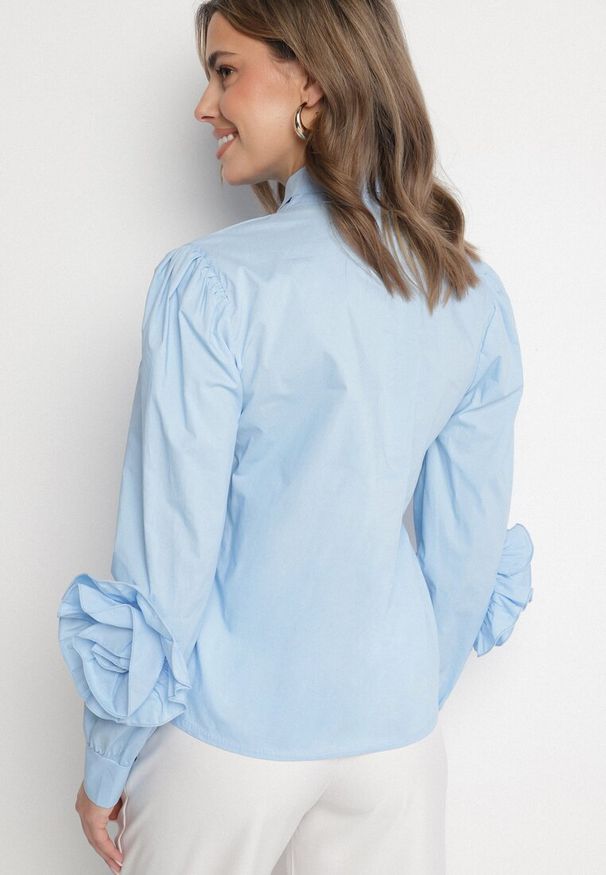 Born2be - Niebieska Koszula z Ozdobnym Wiązaniem i Falbankami Zalimira. Okazja: na co dzień. Typ kołnierza: kołnierz z falbankami. Kolor: niebieski. Materiał: jeans. Styl: elegancki, casual