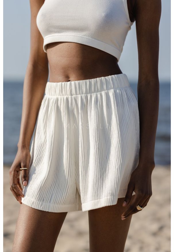 Marsala - Szorty z plisowanej BAWEŁNY w kolorze VANILA PUDING -SHELLY. Stan: podwyższony. Kolor: kremowy. Materiał: bawełna. Wzór: gładki. Sezon: lato