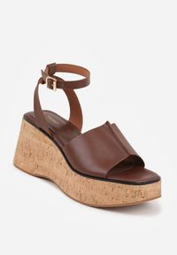 Renee - Ciemnobrązowe Sandały z Klamerką VICES na Koturnie Stylizowanym na Drewniany Lynnoris. Okazja: na imprezę, na co dzień. Zapięcie: pasek. Kolor: brązowy. Sezon: lato. Obcas: na koturnie. Styl: boho, casual #6