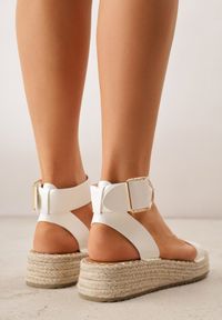 Renee - Białe Sandały VICES na Plecionej Grubej Podeszwie z Paskiem Wokół Kostki Casilla. Okazja: na spacer, na imprezę. Zapięcie: pasek. Kolor: biały. Materiał: koronka. Wzór: haft. Sezon: lato. Styl: elegancki #3