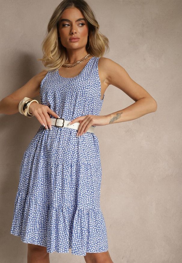 Renee - Niebieska Sukienka z Bawełny Ozdobiona Kwiatami i Falbaną Zeloria. Okazja: na co dzień. Kolor: niebieski. Materiał: bawełna. Wzór: aplikacja, kwiaty. Styl: klasyczny, casual, elegancki