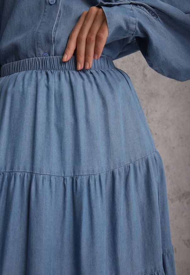 Renee - Niebieska Spódnica Rozkloszowana z Lyocellu High Waist Ozdobiona Falbanami Ravienne. Stan: podwyższony. Kolor: niebieski. Materiał: prążkowany, materiał. Wzór: aplikacja. Sezon: lato