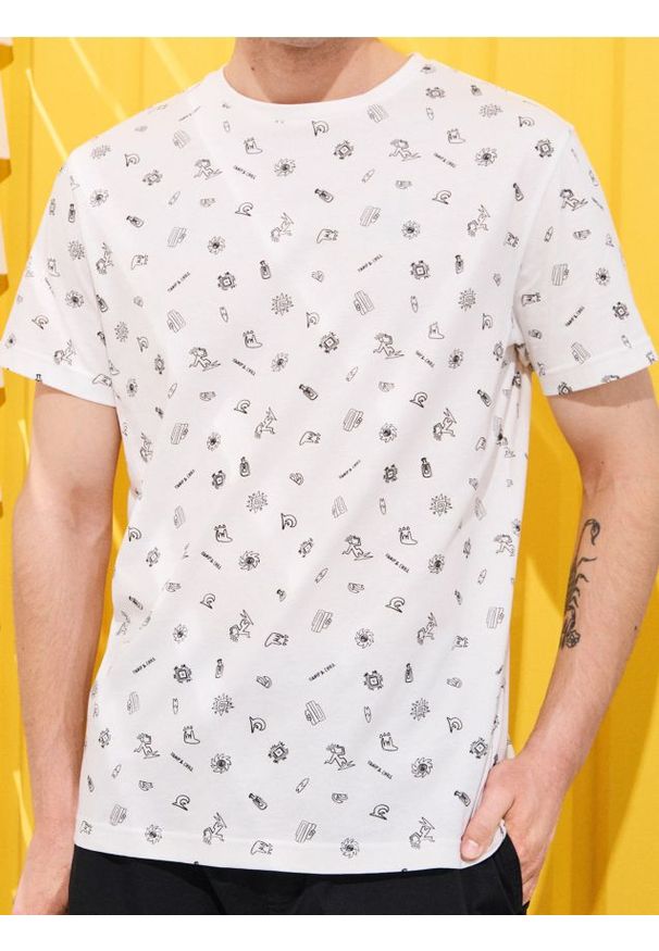 Sinsay - Koszulka z ozdobnym wzorem allover - kremowy. Kolor: kremowy