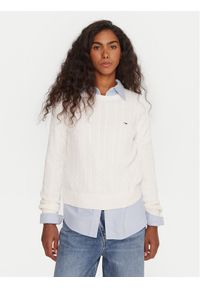 Tommy Jeans Sweter Cable Essential DW0DW22165 Biały Regular Fit. Kolor: biały. Materiał: bawełna