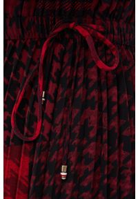 TOMMY HILFIGER - Tommy Hilfiger Sukienka z domieszką jedwabiu ICON kolor czerwony midi rozkloszowana. Kolor: czerwony. Materiał: jedwab. Długość rękawa: długi rękaw. Typ sukienki: rozkloszowane. Długość: midi #5