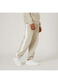 DOMYOS - Spodnie dresowe męskie Nyamba Gym & Pilates regular. Kolor: biały, beżowy, wielokolorowy. Materiał: poliester, materiał, bawełna. Wzór: ze splotem. Sport: joga i pilates