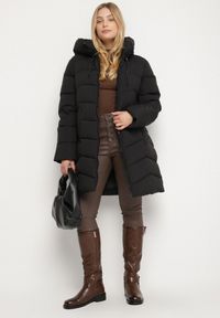 Born2be - Czarna Pikowana Kurtka o Prostym Kroju z Wysokim Kołnierzem i Kapturem Zenive. Okazja: na co dzień, do pracy. Kolekcja: plus size. Kolor: czarny. Materiał: poliester, dzianina, jeans. Styl: casual, elegancki #7