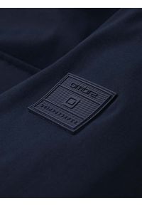 Ombre Clothing - Lekka męska kurtka z wysokim kołnierzem i kieszeniami – granatowa V2. Okazja: na co dzień. Typ kołnierza: kołnierzyk stójkowy. Kolor: niebieski. Materiał: syntetyk, materiał. Wzór: aplikacja. Styl: klasyczny, casual #6