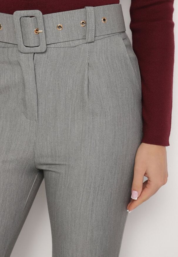 Born2be - Szare Spodnie Garniturowe z Wiskozą Ozdobione Szerokim Paskiem Atteriana. Stan: podwyższony. Kolor: szary. Materiał: wiskoza. Wzór: aplikacja. Styl: elegancki