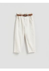 Reserved - Jeansy paperbag z paskiem - biały. Kolor: biały
