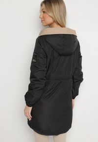 Born2be - Czarna Kurtka Parka z Kapturem i Ściągaczem w Pasie Sizana. Okazja: na co dzień, na spacer. Typ kołnierza: kaptur. Kolor: czarny. Materiał: jeans. Styl: klasyczny, elegancki, casual #3