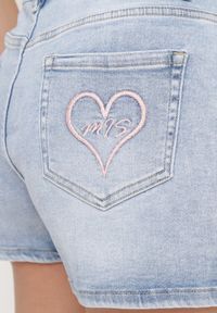 Born2be - Niebieskie Spódnico-Spodenki Jeansowe z Bawełną i Wysokim Stanem Ozdobione Haftem Serca Tinarias. Stan: podwyższony. Kolor: niebieski. Materiał: bawełna, jeans. Długość: krótkie. Wzór: haft, aplikacja. Styl: elegancki, wizytowy #4