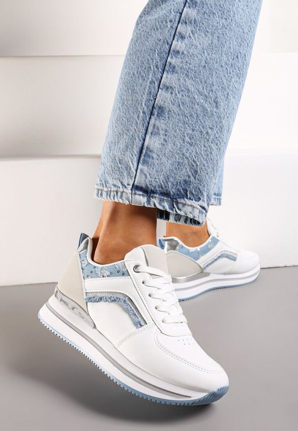 Renee - Biało-Niebieskie Sneakersy na Piankowej Podeszwie z Brokatowymi Wstawkami Pallasia. Okazja: na co dzień, na spacer. Nosek buta: okrągły. Zapięcie: sznurówki. Kolor: biały. Materiał: jeans, materiał. Obcas: na obcasie. Wysokość obcasa: niski. Sport: turystyka piesza