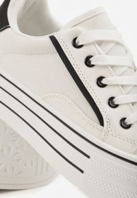 Born2be - Biało-Czarne Klasyczne Trampki na Grubej Podeszwie Araenes. Kolor: biały. Materiał: jeans. Szerokość cholewki: normalna. Wzór: gładki. Styl: klasyczny #9