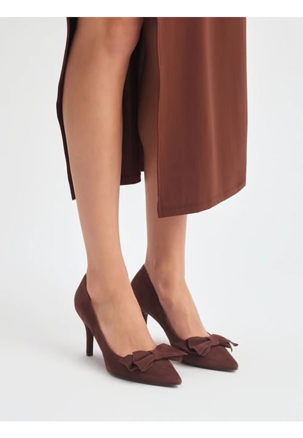 Ryłko - Ciemnobrązowe czółenka damskie z kokardą. Kolor: brązowy. Materiał: skóra, welur. Obcas: na obcasie. Styl: street. Wysokość obcasa: średni