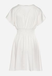 Born2be - Biała Sukienka z Kopertowym Dekoltem Rozkloszowana Alarvea. Kolor: biały. Długość rękawa: krótki rękaw. Wzór: kolorowy. Typ sukienki: kopertowe #6