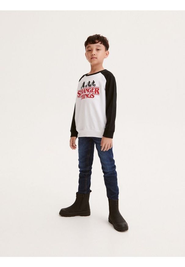 Reserved - Longsleeve Stranger Things - biały. Kolor: biały. Materiał: bawełna, dzianina. Długość rękawa: długi rękaw