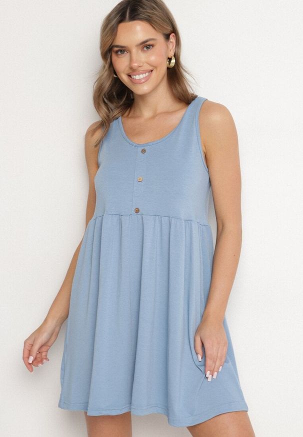 Born2be - Jasnoniebieska Sukienka o Rozkloszowanym Kroju na Szerokich Ramiączkach z Guzikami Jenovira. Okazja: na co dzień. Kolor: niebieski. Długość rękawa: na ramiączkach. Styl: casual