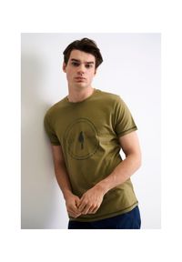 Ochnik - T-shirt męski. Kolor: oliwkowy. Materiał: bawełna. Wzór: nadruk