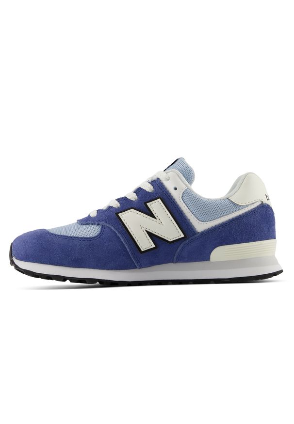 Buty dziecięce New Balance G57450H – granatowe. Okazja: na uczelnię, na co dzień. Kolor: niebieski. Materiał: zamsz, materiał, syntetyk. Szerokość cholewki: normalna. Model: New Balance 574. Sport: turystyka piesza