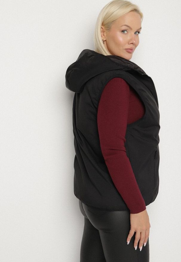 Born2be - Czarna Dwustronna Kamizelka z Kapturem Zdobiona Pikowanymi Przeszyciami Tuliona. Okazja: na spacer. Typ kołnierza: kaptur. Kolekcja: plus size. Kolor: czarny. Materiał: jeans. Wzór: aplikacja. Styl: elegancki