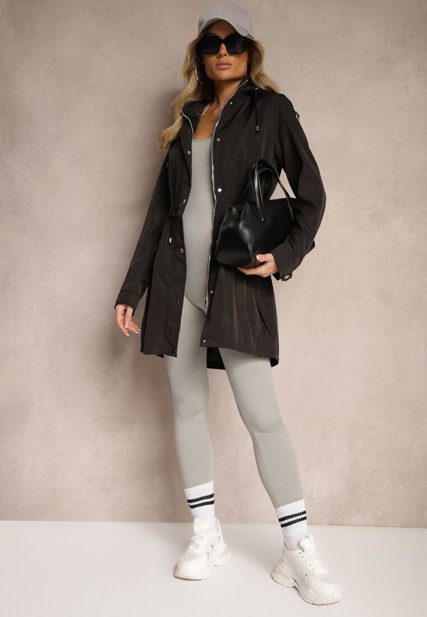 Renee - Czarna Kurtka Parka Ściągana w Talii Troczkiem z Odpinanym Kapturem Fessiania. Okazja: na spotkanie biznesowe, na co dzień. Kolor: czarny. Materiał: jeans. Styl: biznesowy, elegancki, casual