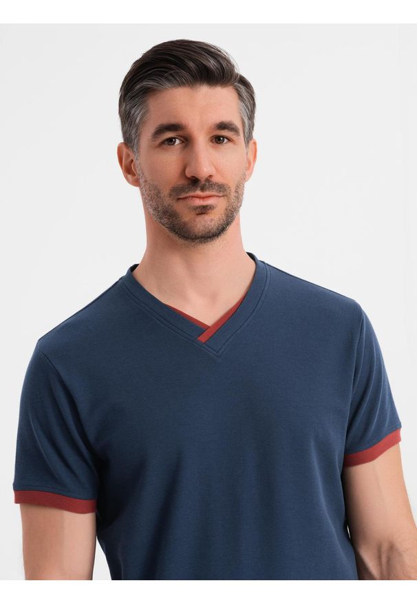 Ombre Clothing - T-shirt męski z kontrastowymi wstawkami i dekoltem w serek – granatowy V1 OM-TSCT-0198 - XXL. Okazja: na co dzień. Typ kołnierza: dekolt w serek. Kolor: niebieski. Materiał: dzianina, materiał, bawełna. Długość: krótkie. Styl: sportowy, casual