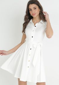 Born2be - Biała Koszulowa Sukienka Mini z Guzikami i Materiałowym Paskiem Idophira. Kolor: biały. Materiał: materiał. Typ sukienki: koszulowe. Długość: mini #1