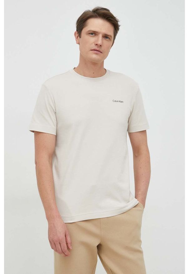 Calvin Klein t-shirt bawełniany kolor beżowy. Kolor: beżowy. Materiał: bawełna
