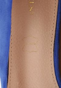 Renee - Niebieskie Czółenka Vices na Obcasie z Klamerką z Kryształków i Skórzaną Wkładką Arutia. Okazja: do pracy, na spotkanie biznesowe. Kolor: niebieski. Materiał: skóra. Wzór: aplikacja. Obcas: na obcasie. Styl: wizytowy, biznesowy, elegancki. Wysokość obcasa: średni #6