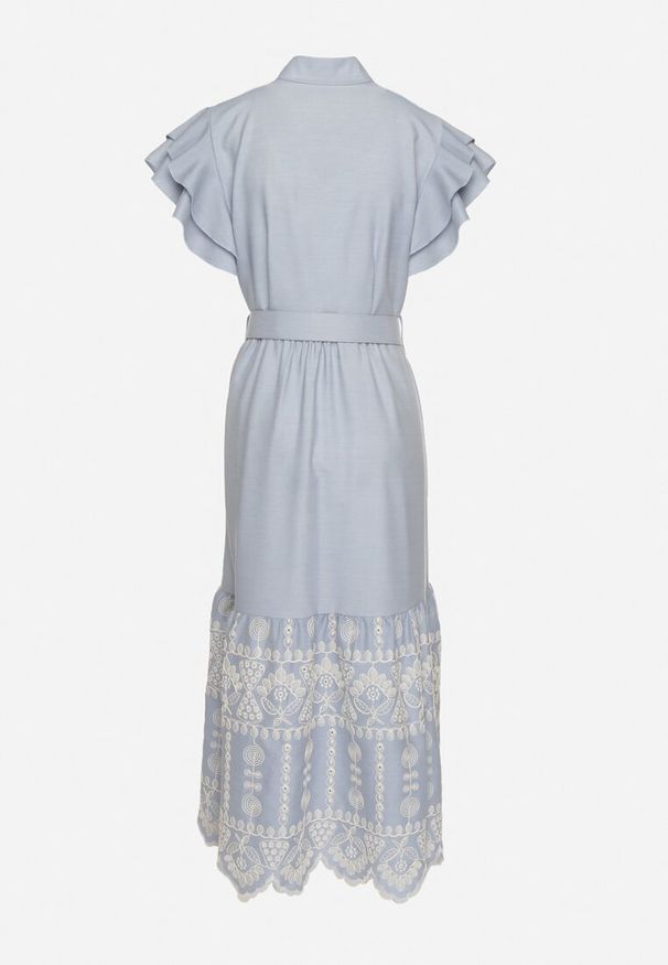 Born2be - Niebieska Sukienka Boho o Rozkloszowanym Kroju z Haftem Falbanami i Paskiem Callindra. Okazja: na co dzień. Typ kołnierza: kołnierzyk stójkowy. Kolor: niebieski. Materiał: jeans. Wzór: haft. Typ sukienki: proste, rozkloszowane. Styl: boho