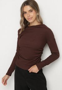 Born2be - Brązowa Marszczona Bluzka z Asymetrycznym Dekoltem i Odkrytym Ramieniem Esemella. Okazja: na spotkanie biznesowe, do pracy. Kolor: brązowy. Materiał: jeans. Styl: klasyczny, biznesowy