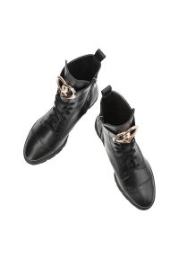 Czarne Botki Armodo Wygodne Obuwie Damskie Z Serduszkiem. Okazja: na co dzień. Zapięcie: zamek. Kolor: czarny. Materiał: skóra. Szerokość cholewki: normalna. Obcas: na obcasie. Styl: casual, elegancki. Wysokość obcasa: niski #7