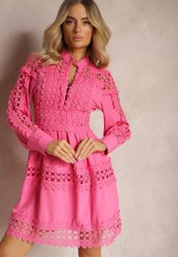 Renee - Fuksjowa Koronkowa Sukienka z Ozdobnym Dekoltem Sweeney. Kolor: różowy. Materiał: koronka. Długość rękawa: długi rękaw #4
