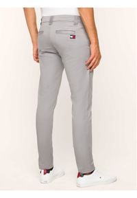 Tommy Jeans Spodnie materiałowe Scanton DM0DM06518 Szary Slim Fit. Kolor: szary. Materiał: materiał #2