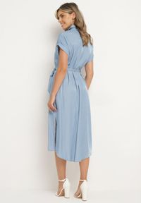 Born2be - Niebieska Sukienka Koszulowa Zapinana na Guziki z Rozcięciem Wiązana Materiałowym Paskiem Nestari. Typ kołnierza: dekolt w kształcie V. Kolor: niebieski. Materiał: materiał. Długość rękawa: krótki rękaw. Typ sukienki: koszulowe. Styl: elegancki #7
