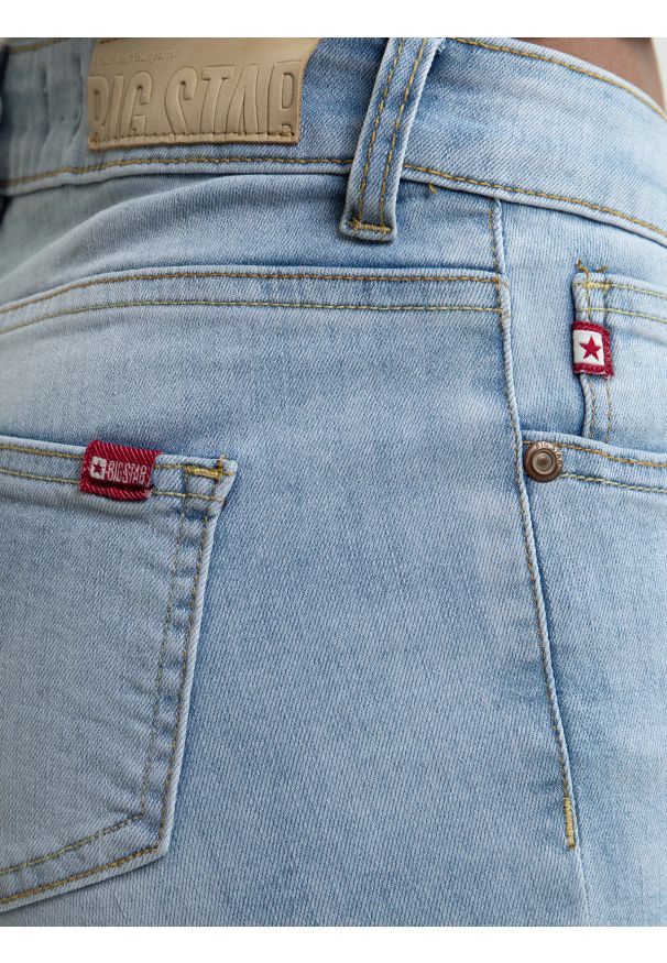 Big-Star - Szorty damskie jeansowe jasnoniebieskie Shira 100. Kolor: niebieski. Materiał: jeans. Sezon: lato. Styl: klasyczny, elegancki, wakacyjny