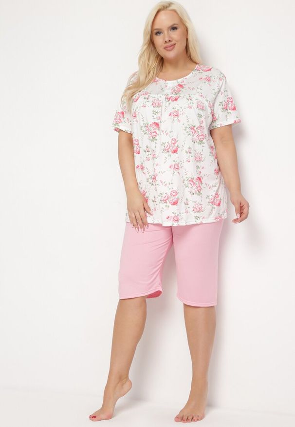 Born2be - Różowo-Biały Komplet Piżamowy w Kwiaty Koszulka z Krótkim Rękawem i Spodnie Lużne 3/4 Lareni. Kolor: różowy. Materiał: bawełna. Długość: krótkie. Wzór: kwiaty