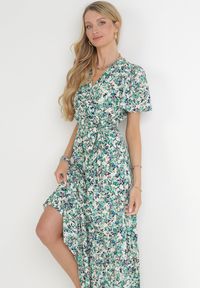 Born2be - Zielona Sukienka Maxi z Gumką w Talii w Kwiaty z Wiskozy Eudatha. Typ kołnierza: dekolt kopertowy. Kolor: zielony. Materiał: wiskoza. Wzór: kwiaty. Sezon: lato. Typ sukienki: kopertowe. Długość: maxi #5
