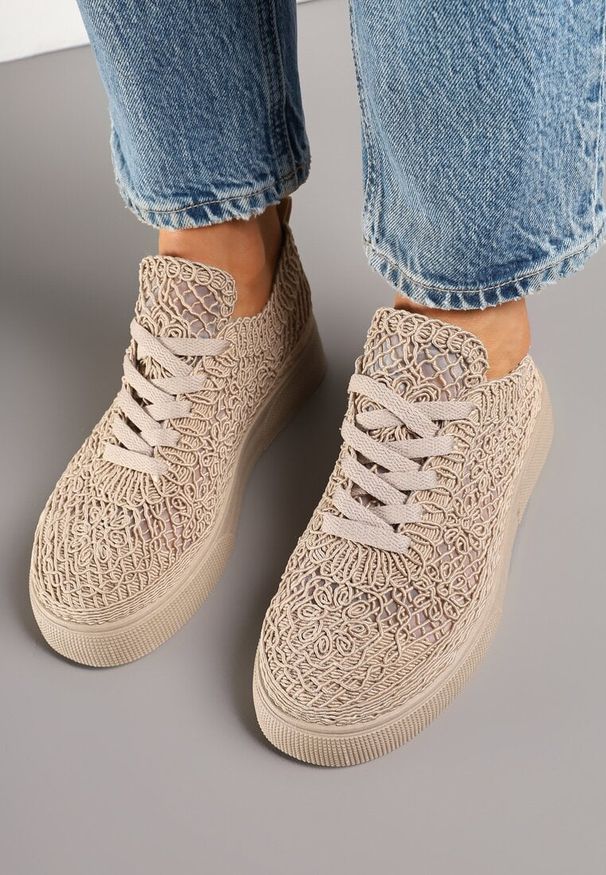 Renee - Ciemnobeżowe Sneakersy z Ażurowej Koronki na Grubej Podeszwie Nanessia. Okazja: na co dzień. Kolor: beżowy. Materiał: koronka. Wzór: ażurowy, koronka