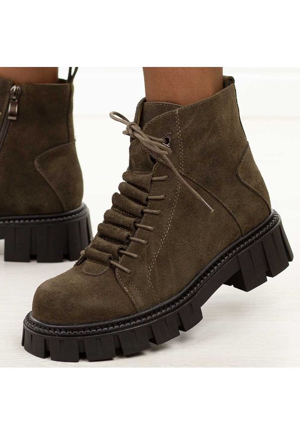 Khaki skórzane botki damskie DiA 52-884. Okazja: na co dzień. Nosek buta: okrągły. Kolor: brązowy. Materiał: zamsz, skóra. Szerokość cholewki: normalna. Sezon: zima, jesień. Styl: casual, elegancki, klasyczny