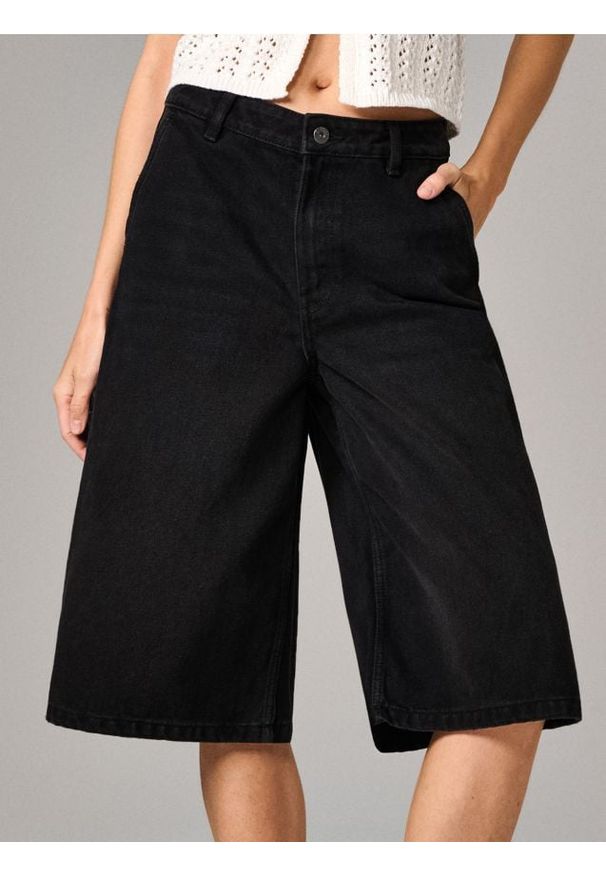 Sinsay - Długie bermudy jeansowe - czarny. Kolor: czarny. Materiał: jeans. Długość: długie