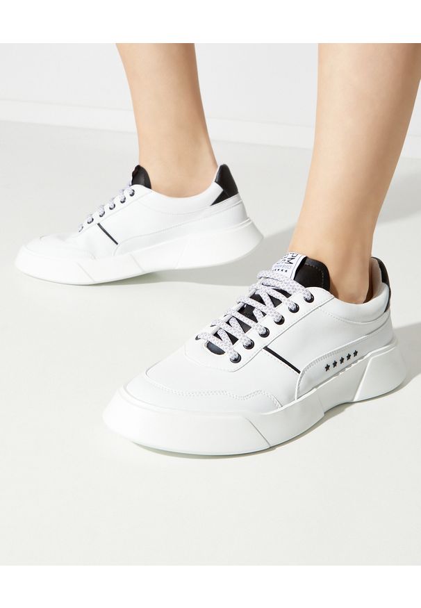 PREMIUM BASICS - Białe sneakersy z czarna piętą. Okazja: na co dzień. Kolor: biały. Materiał: poliester. Wzór: aplikacja
