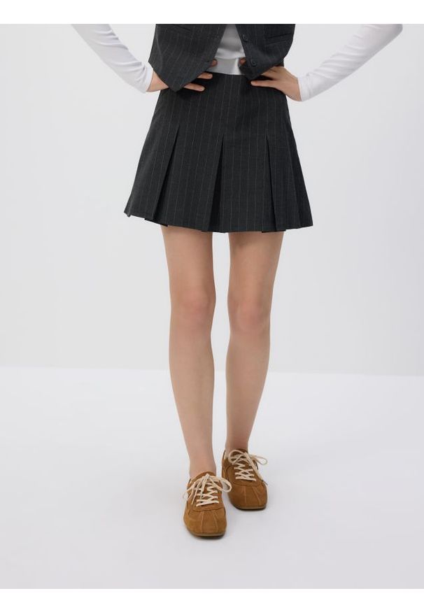 Reserved - Plisowane spódnico-szorty - ciemnoszary. Kolor: szary. Materiał: tkanina, wiskoza